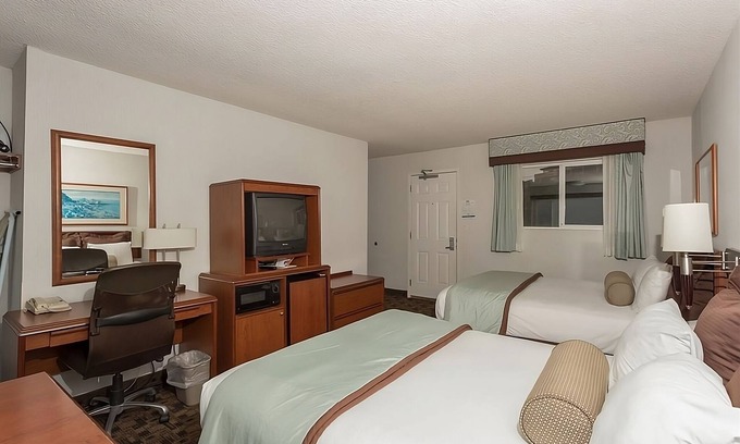 Newport Hotel | Family & Friends Getaway! 2 Convenient Units, Free Parking, Pets Are Welcome!
