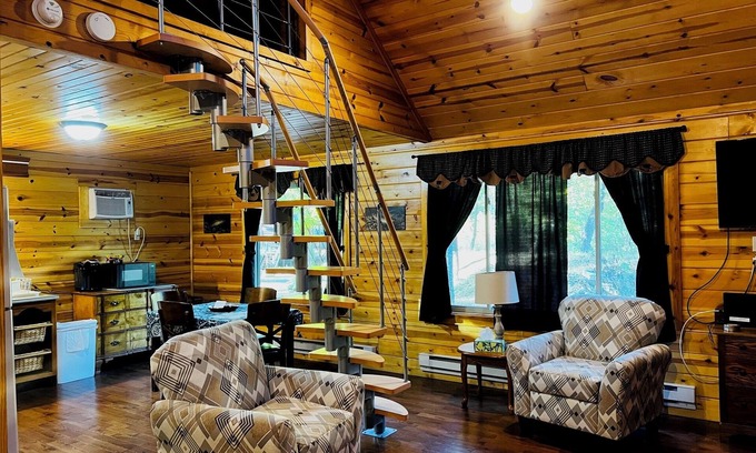 Elkins Cabina | "Family Fun by the River: Sleeps 9, Pet-Friendly Cabin!"