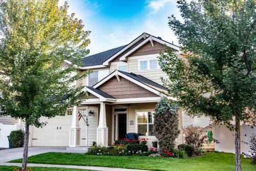 Post Falls Casa | Family Fun! Gorgeous North Idaho Home w/Tesla Charge : Prairie Inn