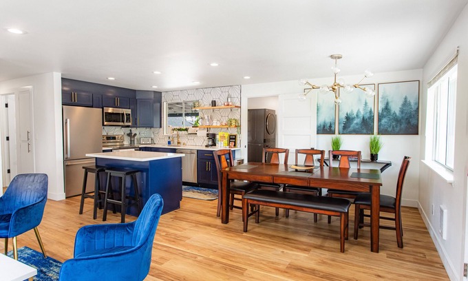 West End Casa | Family Fun Haven: Spacious Retreat with Games, Arcade & beautiful Kitchen
