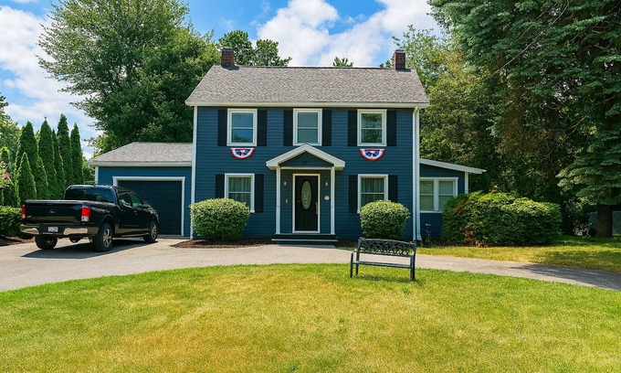 Newtonville Casa | Family Fun! Pool, Fire Pit, Huge Yard Near SUNY Albany & Attractions