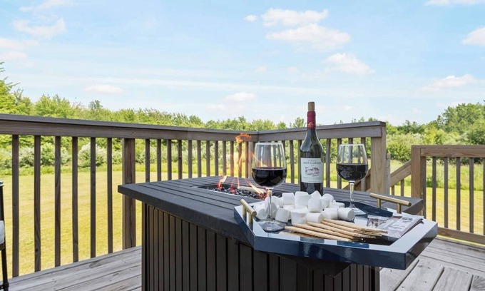 Holland Casa | Family Getaway: 5 Mins to Lake Michigan | Big Backyard
