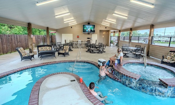 Carlyss Casa | Family Getaway: Pools, Fishing & More Near Big Lake Adventures