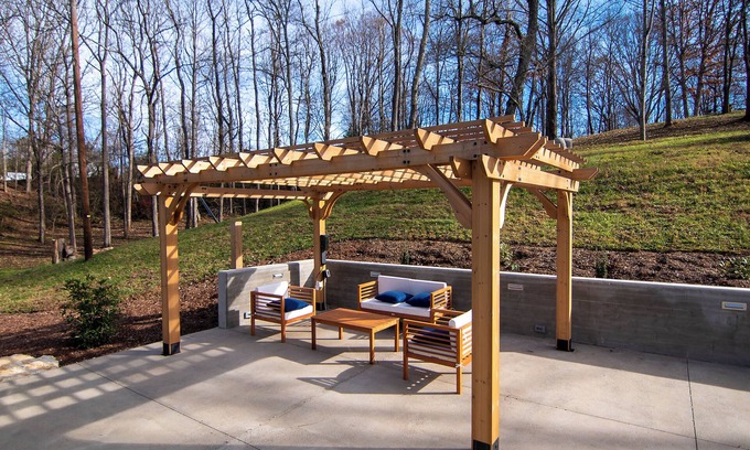 Alexander Casa | Family Getaway with Fire pit/Patio 20 min to AVL