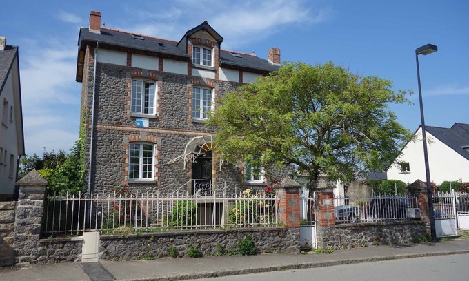 Tinteniac Casa | Family home / Artist. Halfway between town and sea. Quietly. Ideal for families