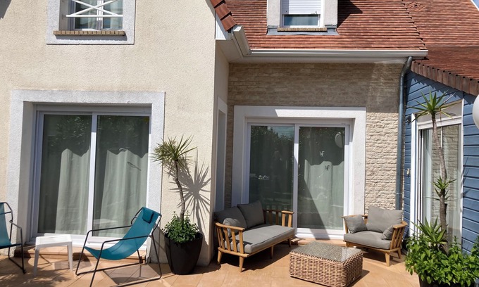 Saint-Regnobert-de-la-Cote-de-Nacre Casa | Family home 200m from the sea with garden