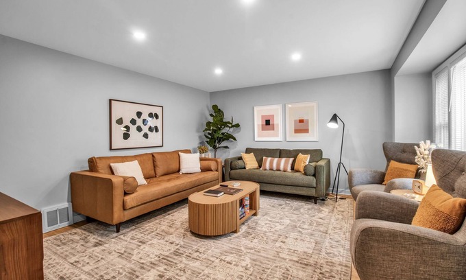 Eggertsville Casa | Family Home, King Beds, EV Charger, WFH, A/C