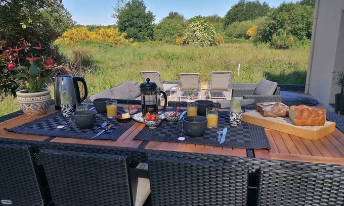 Questembert Casa | Family home near Vannes + year-round spa