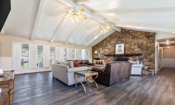 Cedar Hill Casa | Family Home on 6 Acre lot with Pool