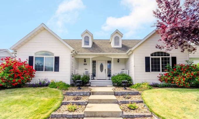 Post Falls Apartamento | Majestic Home by the River- Pool Table and Fire Pit