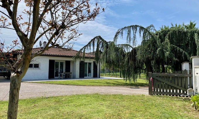 Merignac Casa | Family home with large garden and play area