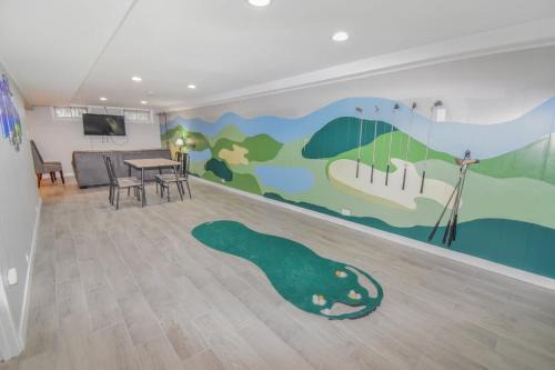 Southeast Casa | Family Home with Large Yard & Golf Theme Near Rail