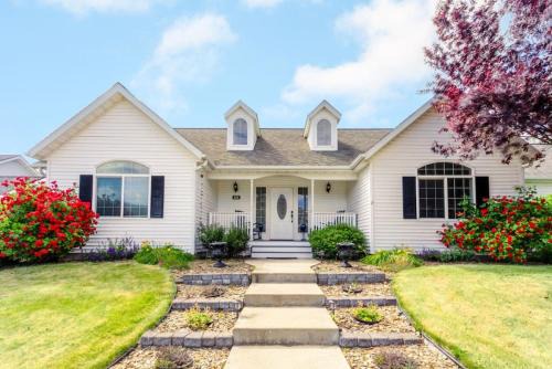 Post Falls Casa | Family Home With Pool Table - Fall Weekly Savings