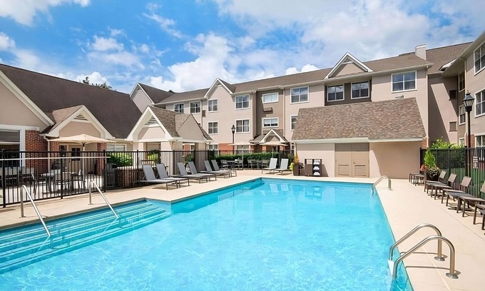 Town Center Apartamento | Family Hotel with Fully Equipped Kitchen & Outdoor Pool in Downtown Kennesaw!
