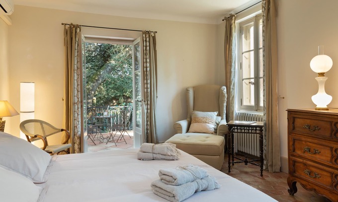 Pignans Casa | Family house surrounded by a vineyard in the middle of peace and nature.