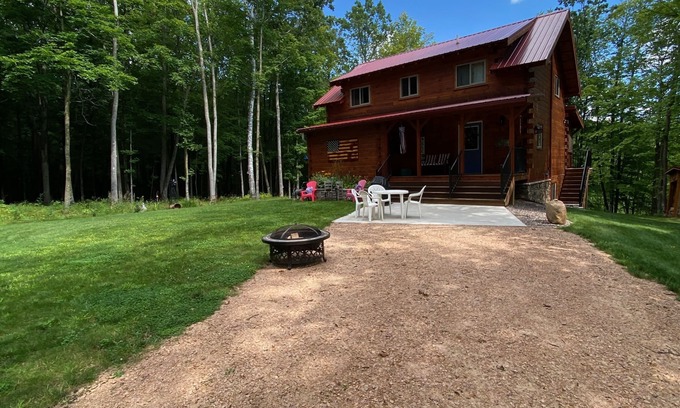 Birchwood Cabina | Family log home nestled in the woods just minutes from trails.