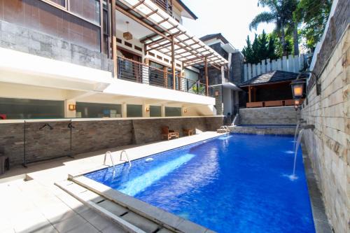 Bandung Villa | Family Only Villa with Pool & City View - 6BR De Reiz Meily Syariah