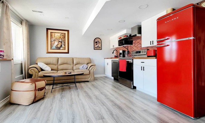 Innisfil Apartamento | Family-oriented neighborhood. Modern basement apartment with beautiful ravine.