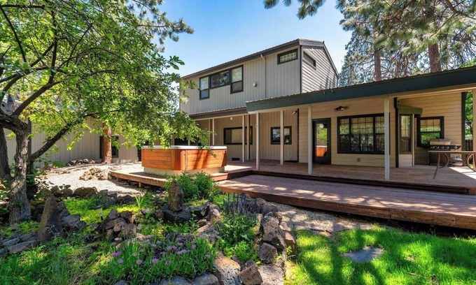 Southern Crossing Casa | Family/pet friendly home, sleeps 8. Enjoy our game room & soak in the hot tub after exploring Bend.