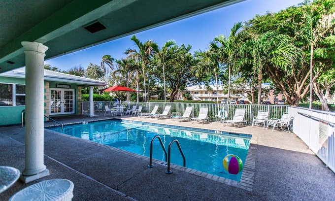 Survey Creek Condominio | Family Poolside Suite with full kitchen! sleeps 5