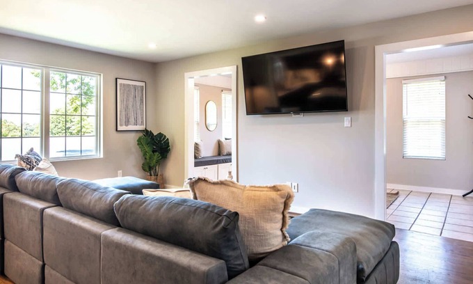 Glen Iris Casa | Spacious Home: Downtown & Family Getaways