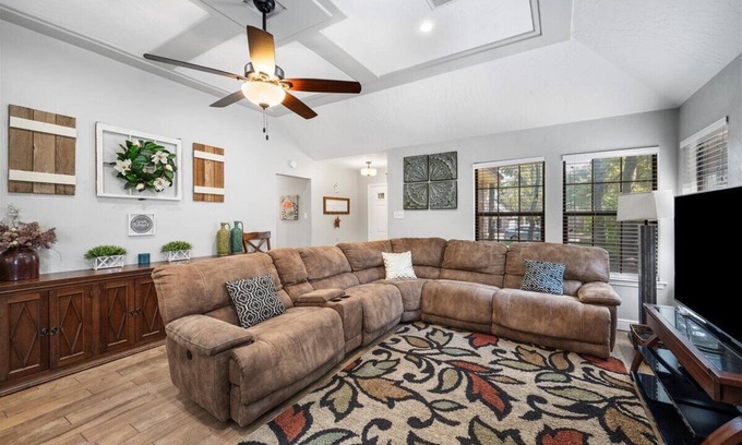 Leander Casa | Family Retreat - Jetted Bathtub - Next to park with Pool, Tennis, & Playground!