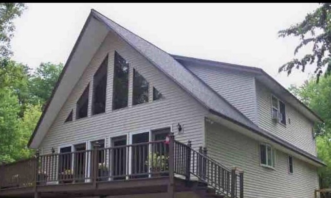 Shrewsbury Chalet De Esquí | Family Retreat! Large Game Room, fenced in yard with hot tub and fire pit.