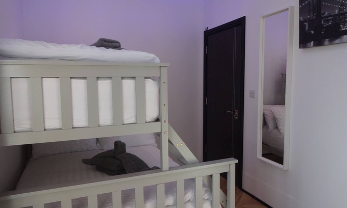 Wigton Otro | Family room in the farmhouse, sleeping 4, breakfast included in onsite bistro close to beach