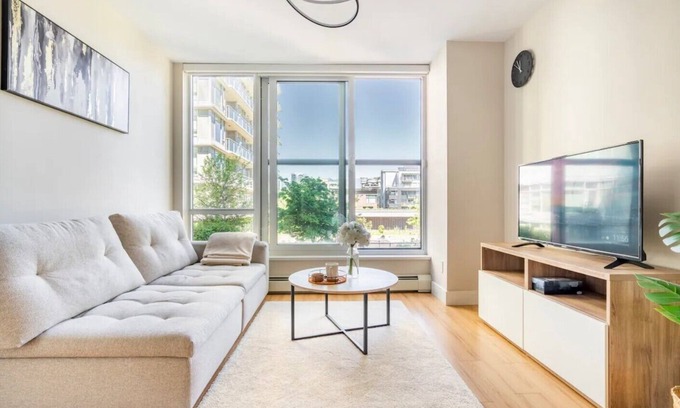 Southeast False Creek Apartamento | Family Size Luxury Residence/Parking/Gym/Mountain View/Complete with Essentials