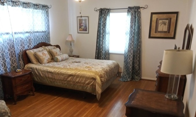 Downey Casa | Family sized house in nice neighborhood centrally located to Los Angeles Sites