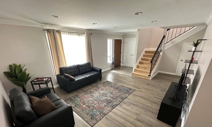 Downey Condominio | Family-sized Retreat w/ Hot Tub Near Disney, Theme Parks, Beaches & Shopping!