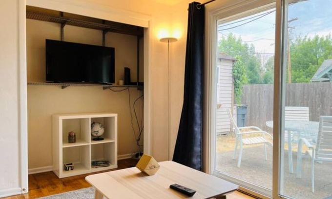 Amazon Casa | Family-sized U of O bungalow