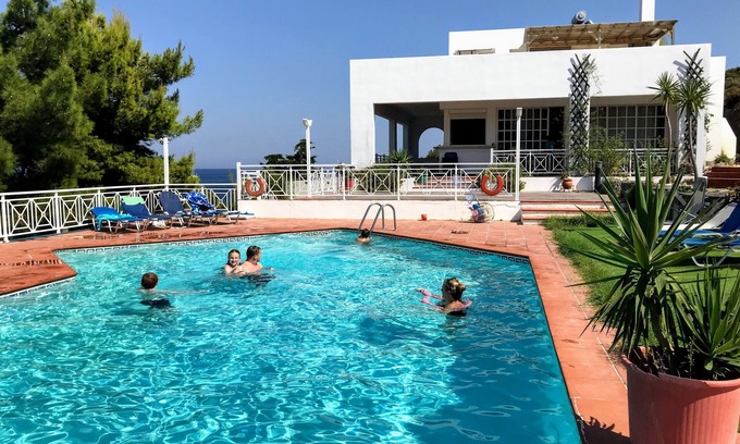 Kontos Casa | Estudio familiar con vistas al mar y a la piscina.