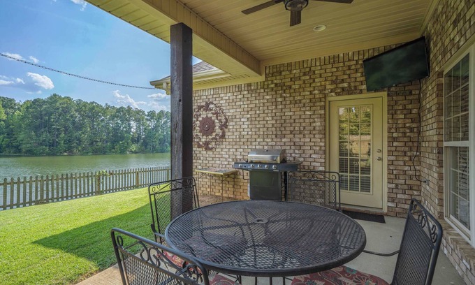 Tuscaloosa Casa | Family Ties- Lakefront- 5 TVs- 7 miles to UA
