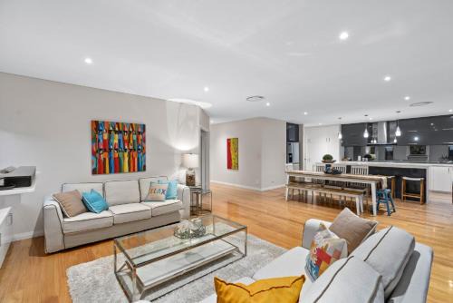 Karrinyup Casa | Family Vacation Escapade Shops Beach and Sun Await