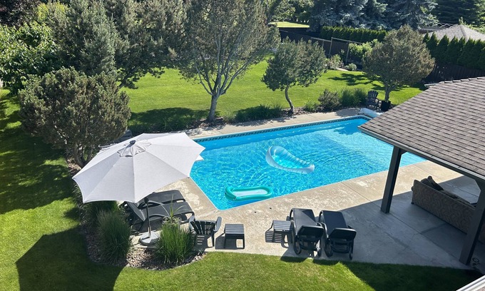 Crawford Casa | Oasis de vacaciones familiares: piscina, trampolín, casa del árbol, propiedad de 1/2 acre, capacidad para 11