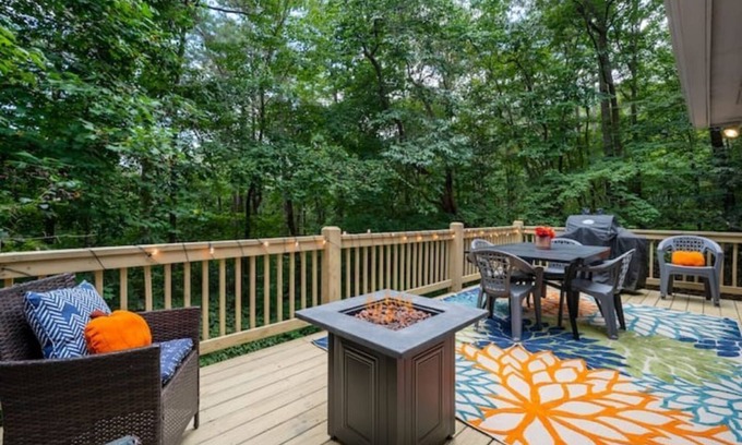 Ellijay Cabina | Family Vacay in the MTN's with Hot Tub, Fire pit, Pools & Dog Friendly w/ Games