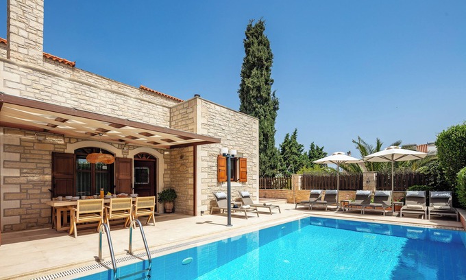 Atsipópoulon Villa | Villa familiar Elia con piscina privada, a 2 minutos a pie de los servicios locales.