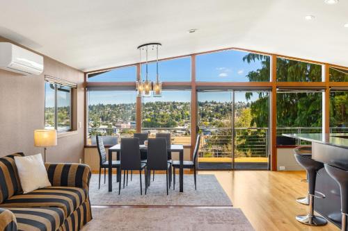 North Queen Anne Casa | Family West Emerson Retreat Deck Basement City Views