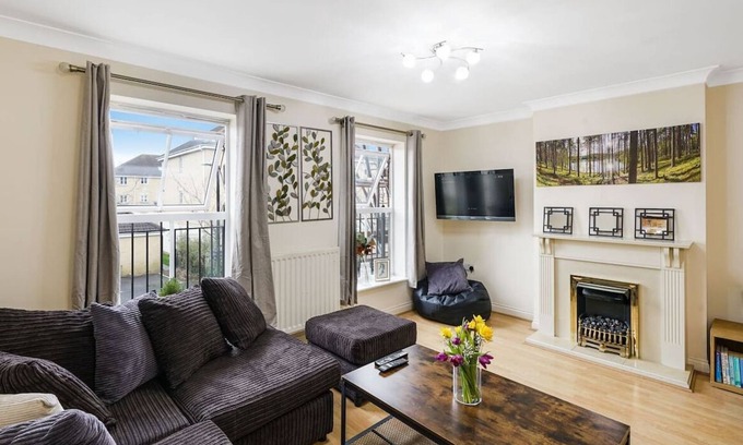 Langley Marish Casa | Family & Work stays w/ 2x Ensuite & Prv Parking 1+