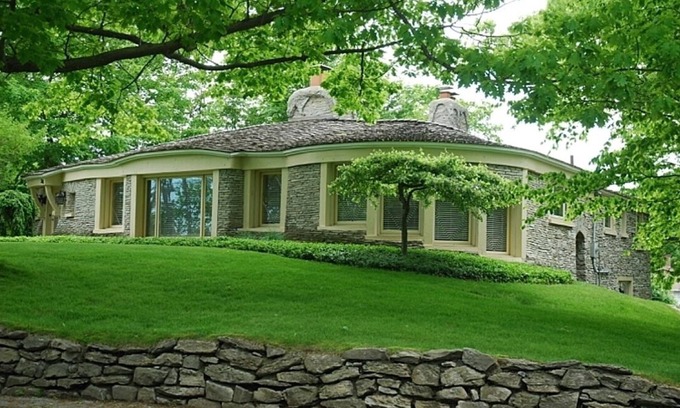 Charlevoix Casa | Famous Mushroom House, Earl Young’s Personal Residence overlooking Lake MI!