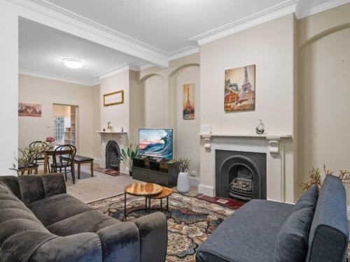 Ultimo Casa | Fancy 4 BR House with Parking - ICC&Darling Harbour-8 mins walk