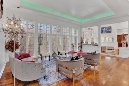 East Stroudsburg Casa | Fancy Poconos Castle Indoor MEGA 10plus Hot Tub