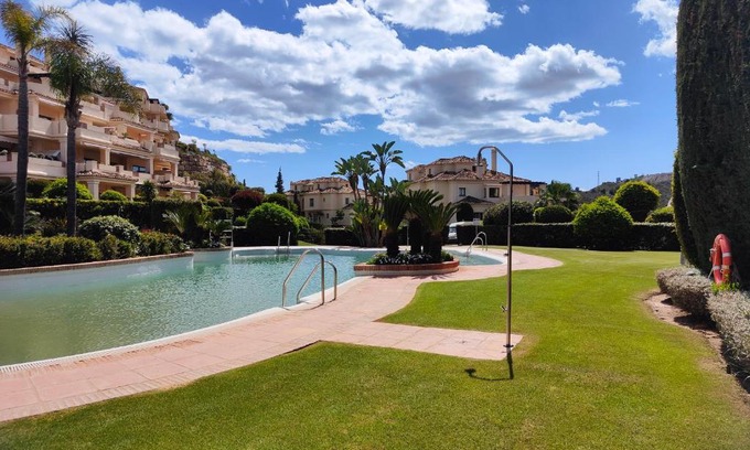 Benahavis Apartamento | Fantástico apartamento rodeado de Golf con piscina