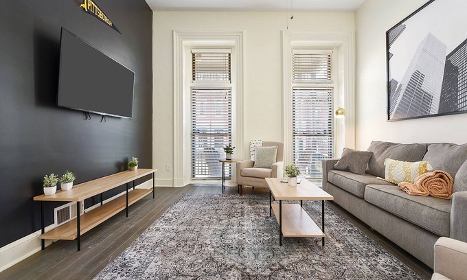 Manchester Casa | Fantastic 5 BR w/4x Off Street Parking - Sleeps 16