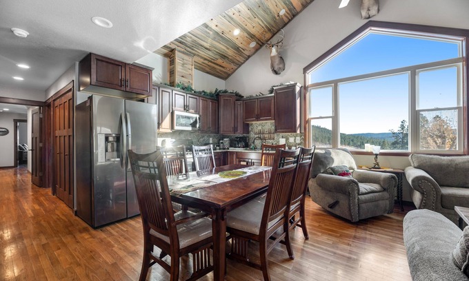 Nemo Casa | Fantastic and secluded house with two lofts, balcony, & swing set - near hiking