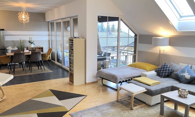 Steinbach am Attersee Apartamento | Fantástico apartamento con vistas al lago y a la montaña.
