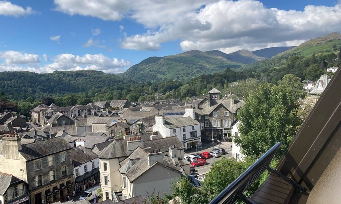 Ambleside Apartamento | Fantastic central Ambleside location with stunning mountain views