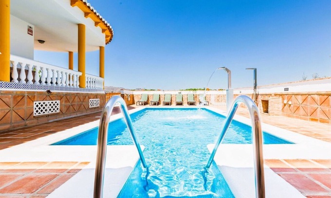 Alcaucín Villa | CHALET SINGULAR Y MUY ACOGEDOR, IDEAL PARA GRUPOS Y FAMILIAS NUMEROSAS.