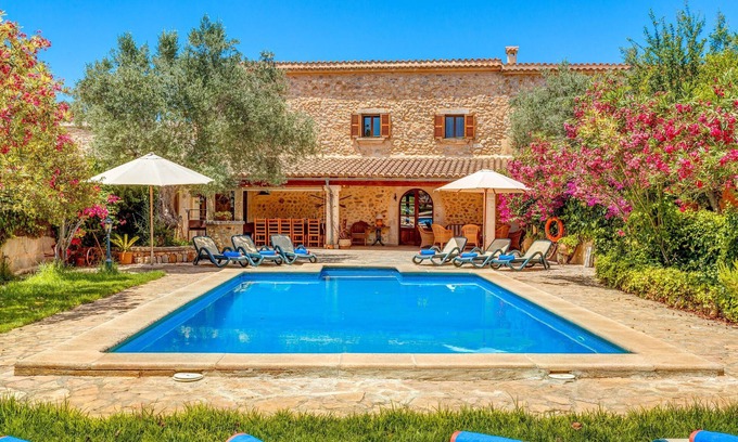 Buger Villa | Fantástica finca con piscina, jardín, terrazas, balcón y Wi-Fi; Aparcamiento disponible; Se admiten mascotas